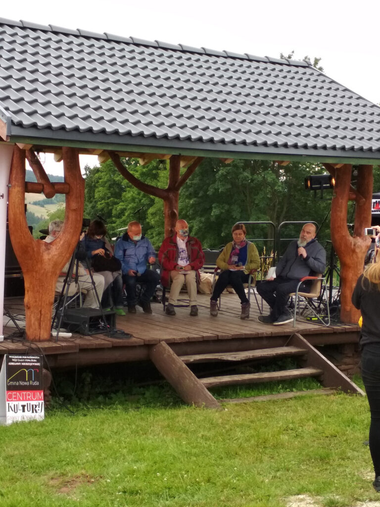 Rozmowa jurorów na temat konkursu na recenzję, Pod Wiatami, Wzgórza Włodzickie, 17.07.2020 r. Fot. Matylda Zatorska