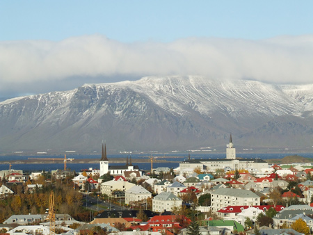 Górująca nad Reykjavikiem góra Esja Górująca nad Reykjavikiem góra Esja