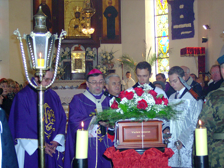 Arcybiskup J. Życiński nad urną z prochami Wacława Iwaniuka, 2 grudnia 2006