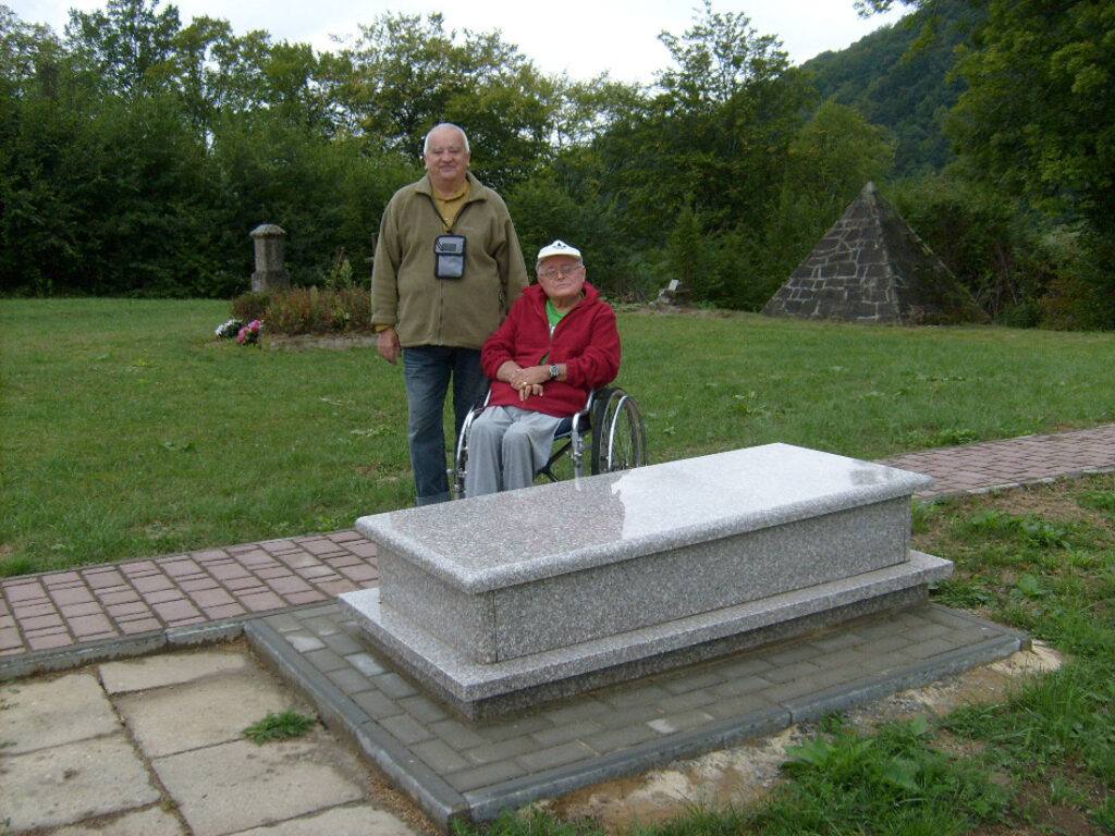 Janusz Szuber i Zygmunt Wojski nad grobem poety w Międzybrodziu nad Sanem. Lato 2013