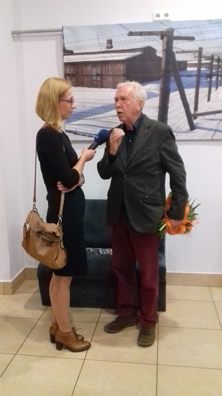 Leszek Mądzik na tle swojej wystawy fotograficznej z red. Radia Rzeszów Grażyną Bochenek fot. Maciej Szukala