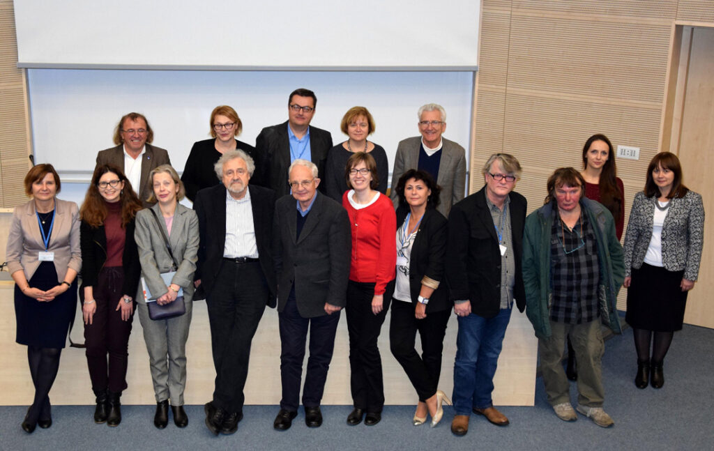 Uczestnicy i goście konferencji: obok Andrzeja Buszy stoją profesorowie Brigitte Gautier i Aleksander Buszy. Fot. Bartosz Pasterski.