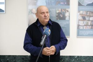 Adam Lizakowski na otwarciu wystawy fotografii Czesław Miłosz w Ameryce