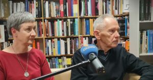 Iwona (Mesjasz) i Antoni Matuszkiewiczowie w Wypozyczalni Muzycznej WiMBP w Rzeszowie Fot Roman Adamski