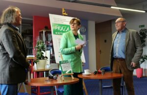 Jan Wolski, Magdalena Rabizo-Birek i Jan Tulik W Krośnieńskiej Bibliotece Publicznej Fot. Wacław Turek